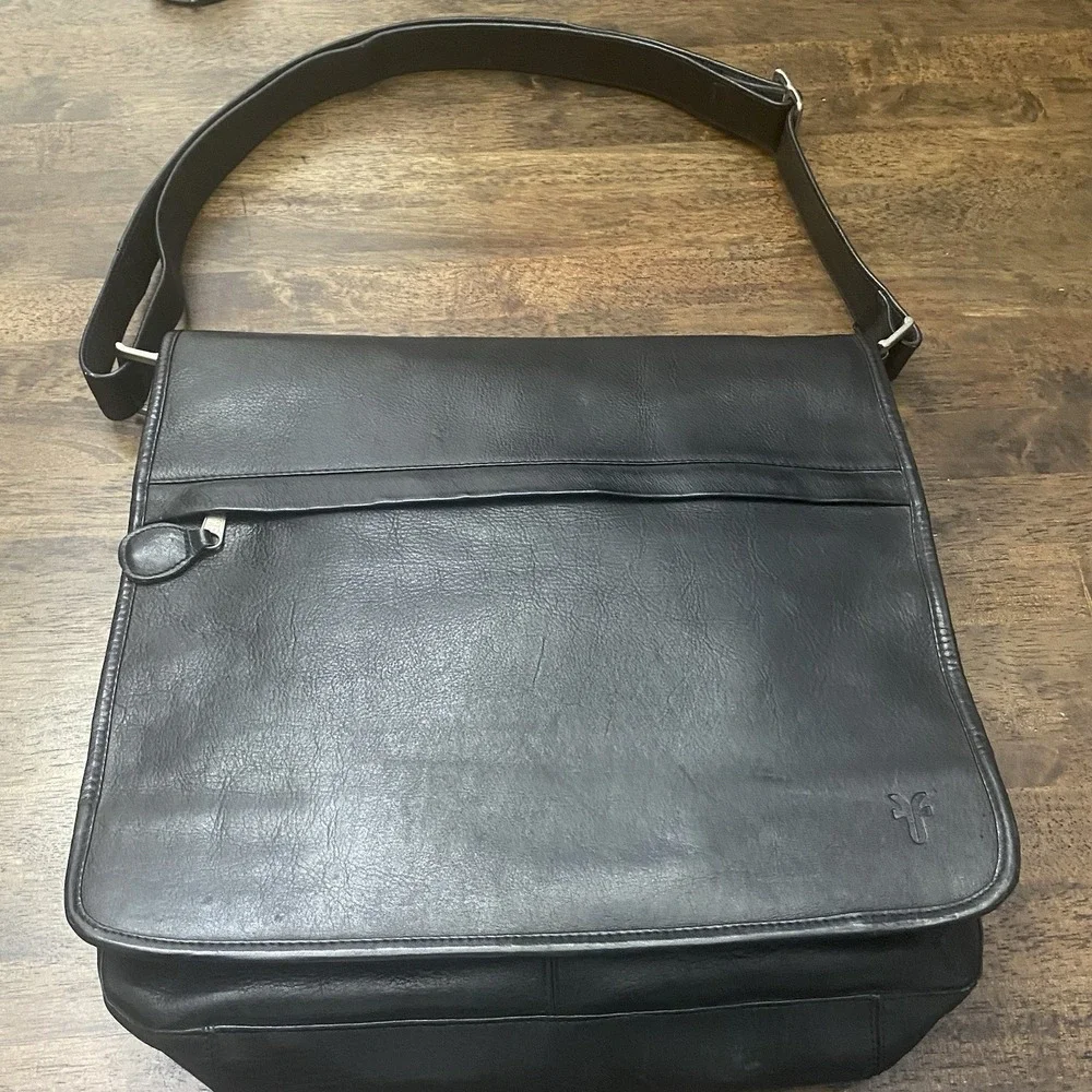 Frye Leather Messenger Crossbody Bag Black Adjustable Strap Interior Zippers